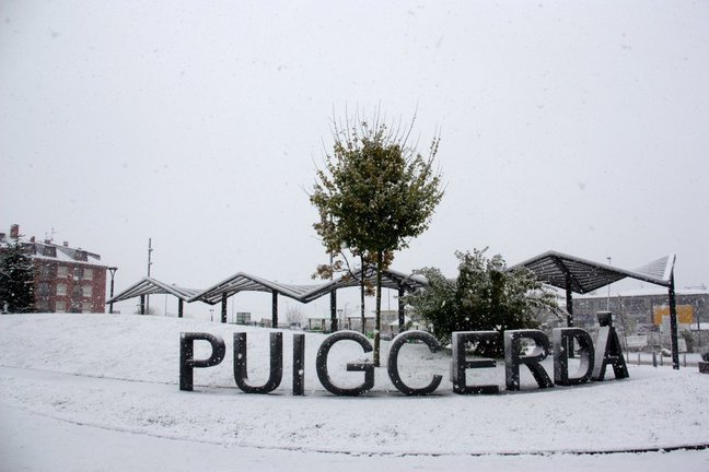 Pla de detall on es veu com la neu es va acumulant damunt les lletres instal·lades a l'entrada de Puigcerdà. Imatge del 14 de novembre de 2019 (Horitzontal).