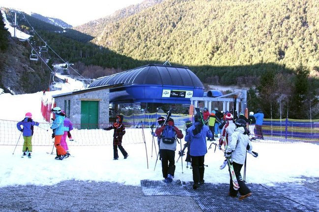 Pla general del nou telecadira La Roca de l'estaci√≥ d'Espot (Pallars Sobir√†), on es veuen esquiadors arribant per anar cap a les pistes. Imatge del 6 de desembre de 2019 (Horitzontal).