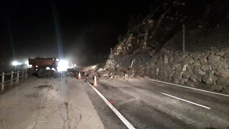 Imatge nocturna de l'esllavissada de roques que talla la C-13 entre Rialp i Llavorsí, el 27 de desembre del 2019 (Horitzontal).