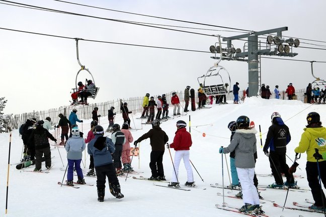 Cua d'esquiadors per agafar el telecadira a l'estació d'esquí de Port Ainé el 25 de gener del 2019. (horitzontal)