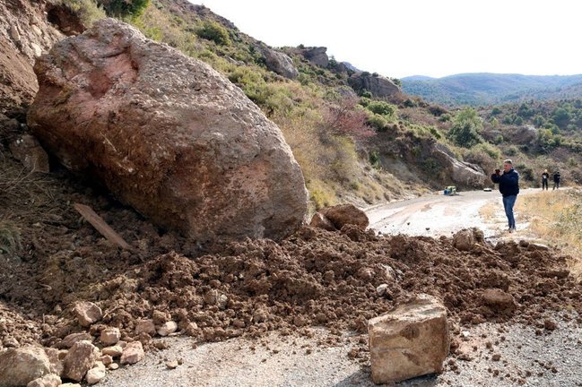 La pedra que han fet precipitar de la muntanya i que ha anat a parar al costat de la carretera d'Hortoneda el 28 de gener del 2020. (horitzontal)