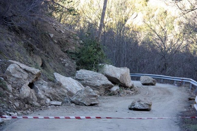 Pla general de les roques que han caigut a la calçada a la carretera local que va des de l'N-145 a diversos nuclis del municipi de les Valls de Valira (Alt Urgell). Imatge del 5 de febrer de 2020 (Horitzontal).