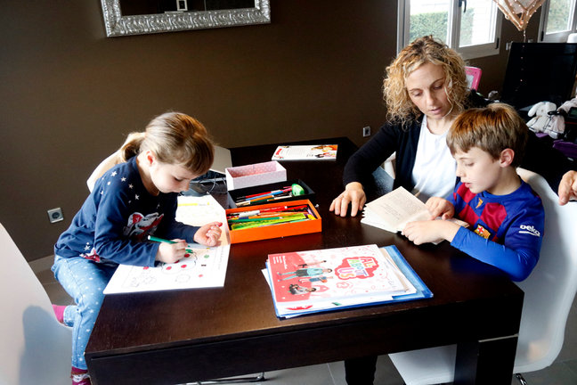 Pla general de la Gemma, en Biel i l'Arlet fent deures i tasques escolars durant el confinament. Imatge publicada el 18 de mar√ß del 2020 (Horitzontal)