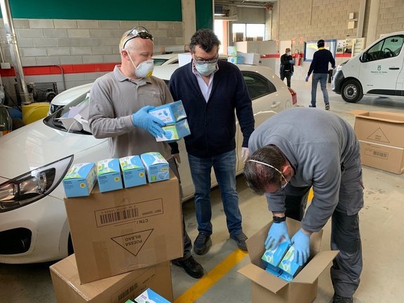 Treballadors de la Diputació de Lleida preparant els lots amb mascaretes i ulleres de protecció per enviar-les als ajuntaments de la demarcació, el 14 d'abril del 2020. (Horitzontal)