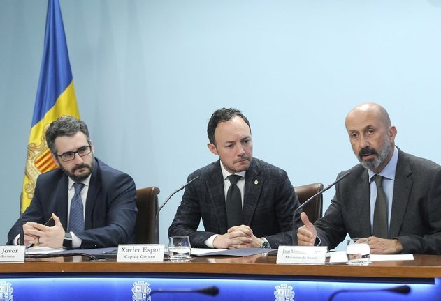 Pla mitjà del ministre portaveu del govern d'Andorra, Eric Jover, el cap de govern, Xavier Espot, i el ministre de Salut, Joan Martínez Benazet. imatge facilitada pel govern d'Andorra l'11 de març de 2020 (Horitzontal).