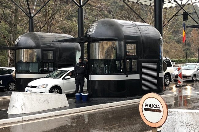 Pla general del recinte duaner situat a la frontera d'Andorra, on es veuen agents de la policia espanyola aturant vehicles que volen entrar al Principat. Imatge facilitada per l'Agència de Notícies Andorrana (ANA) el 16 de març de 2020 (Horitzontal).