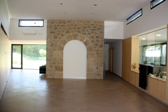 Pla general de la zona de vestíbul de la nova casa consistorial de Bassella (Alt Urgell), situada al nucli d'Ogern. Imatge del 19 de maig de 2020 (Horitzontal).