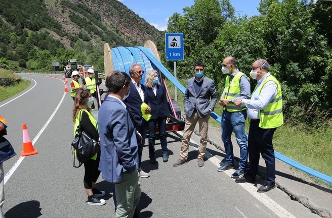 Pla general de la visita del conseller de Polítiques Digitals i Administració Pública, Jordi Puigneró, al desplegament de la fibra òptica a Llavorsí, al Pallars Sobirà, el dia 10 de juny del 2020. (horitzontal)
