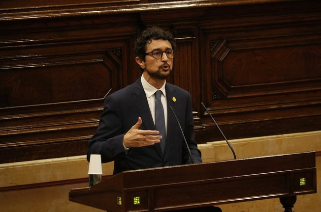 Pla mitjà del conseller de Territori i Sostenibilitat, Damià Calvet, intervenint al ple del Parlament del 17 de juny de 2020 (Horitzontal)