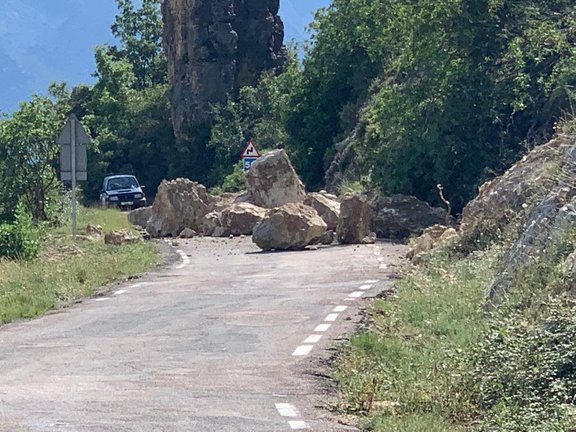 Imatge del Servei Català de Trànsit d'una esllavissada de pedres a la carretera LV-9124 a Castell de Mur (Pallars Jussà) el 2 de juliol del 2020. Pla general. (Horitzontal)