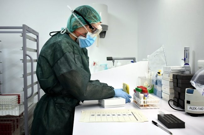 Anàlisi de proves de PCR per detectar la presència del coronavirus a la seu del Laboratori Clinic de l'ICS a Girona. Imatge cedida el 19 de juny del 2020 (Horitzontal) 
