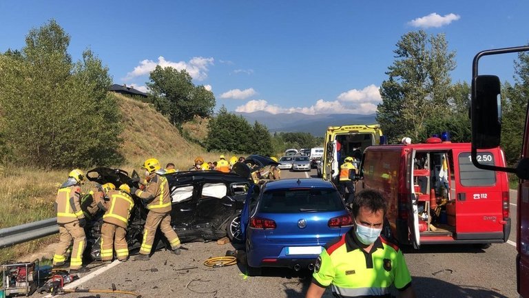 Pla general de l'accident a l'N-260 a Ger (Cerdanya) amb dos vehicles implicats i una víctima mortal. 26 de juliol del 2020. (Horitzontal)