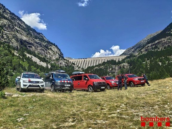Cotxes de Bombers i Mossos en l'operatiu de recerca de l'excursionista a la Vall de Boí, el 8 d'agost del 2020 (Horitzontal).