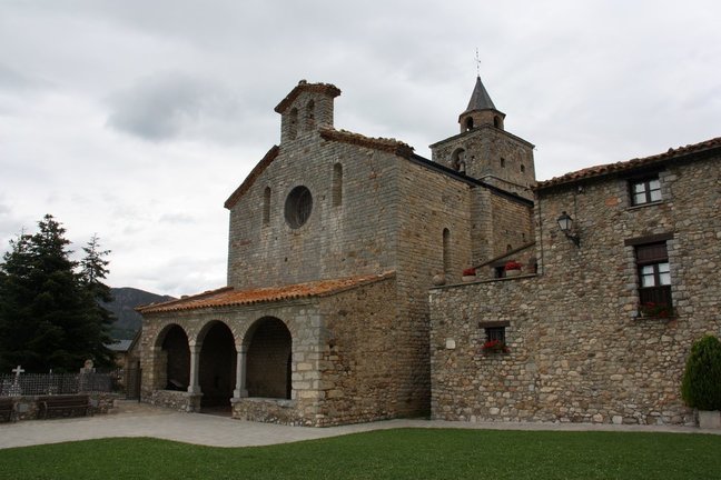 Pla obert de l'entrada de l'església de Santa Maria de Talló, a Bellver de Cerdanya. Imatge del 18 d'agost de 2020 (Horitzontal).