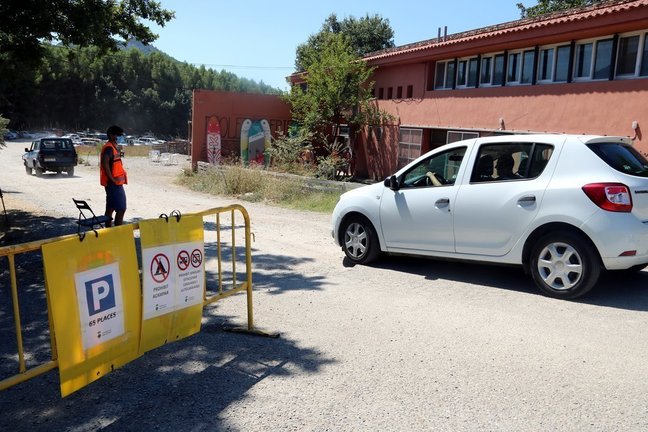Entrada a l'aparcament de Salàs de Pallars a la zona de bany de l'embassament de Sant Antoni. Imatge del 20 d'agost del 2020. (horitzontal)