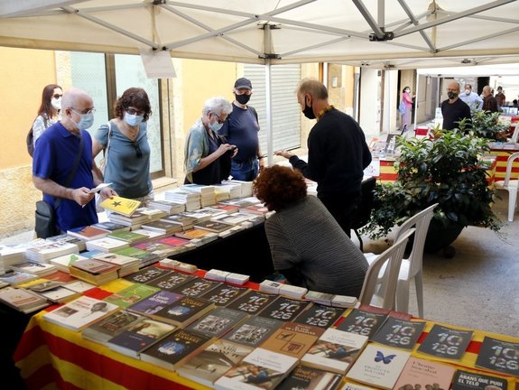 Pla general de diverses persones mirant llibres en una parada de la 24a Fira del Llibre del Pirineu a Organyà, el 5 de setembre de 2020. (Horitzontal)