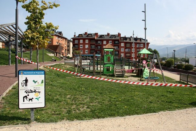 Pla general d'un dels parcs infantils que s'han precintat a Puigcerdà per impedir-hi l'accés i davant l'augment de la incidència de la covid-19 al municipi. Imatge del 17 de setembre de 2020 (Horitzontal).