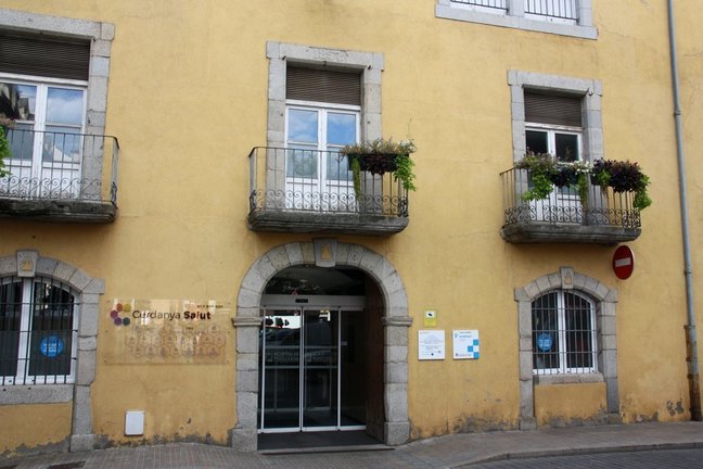 Pla obert on es veu part de la façana de l'antic hospital de Puigcerdà. Imatge del 23 de setembre de 2020 (Horitzontal).