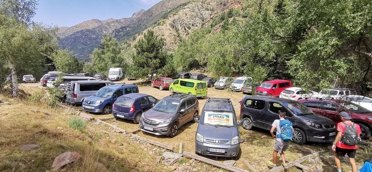 Pla general dels vehicles aparcats a La Molinassa el 12 d'agost del 2020. (horitzontal)