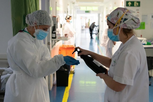 Metges de l'Hospital Clínic treballen durant la pandèmia de covid-19 el 20 d'abril del 2020.  (Horitzontal)