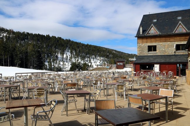 Pla general de la terrassa de l'Hotel de l'estació d'esquí de Port Ainé buida. Imatge del 27 de març del 2020. (horitzontal)