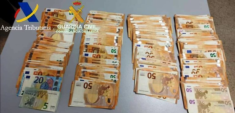 Pla de detall dels diners intervinguts per la Guàrdia Civil a la duana de la Farga de Moles, a les Valls de Valira (Alt Urgell). Imatge facilitada per la Guàrdia Civil el 19 de novembre de 2020 (Horitzontal).