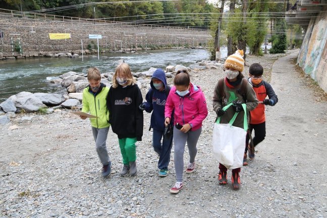 Pla general d'un grup d'escolars de Sort recollint deixalles a la vora del riu Noguera Pallaresa el 20 d'octubre del 2020. (horitzontal)