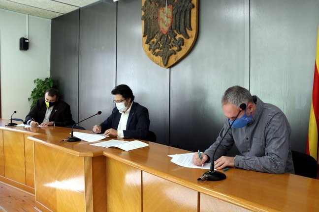 Pla general de la signatura del conveni per una futura via verda entre Sort i Rialp per part del secretari d'Infraestructures, Isidre Gavín, l'alcalde de Sort i l'alcalde de Rialp el 20 de novembre del 2020. (horitzontal)