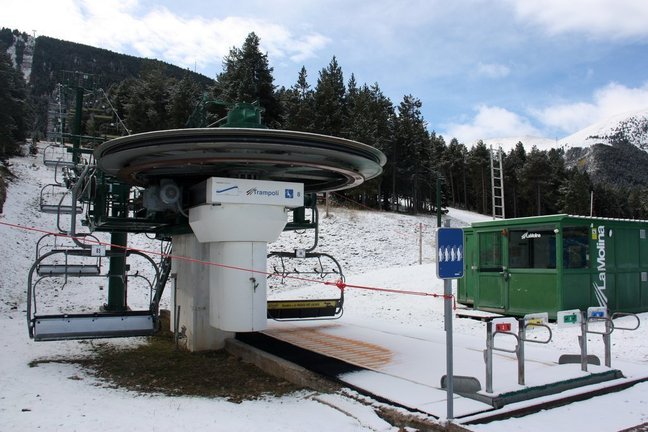 Pla obert del telecadira del Trampolí de l'estació d'esquí de La Molina (Cerdanya). Imatge del 15 d'octubre de 2020 (Horitzontal).