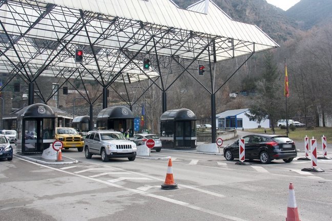 Pla obert on es veuen cotxes circulant per la frontera entre l'Alt Urgell i Andorra en tots dos sentits en el primer dia que es recupera la mobilitat pels residents de tots dos territoris. Imatge del 21 de desembre de 2020 (Horitzontal).