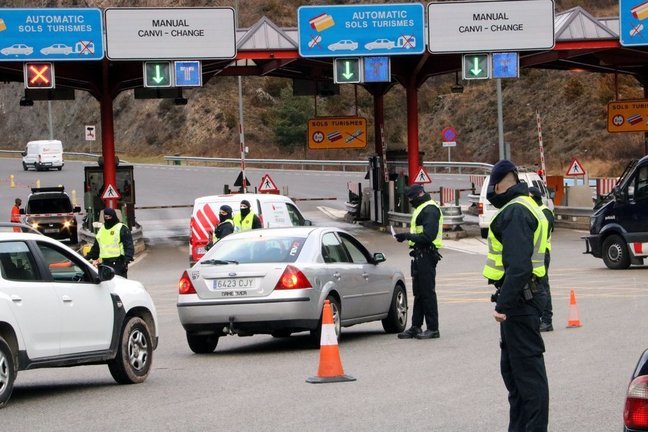 Pla de detall dels controls de Mossos d'Esquadra a l'entrada del túnel del Cadí per accedir a la Cerdanya el 23 de desembre del 2020. (horitzontal)