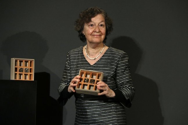 Pla mitjà de la guanyadora dels Premi Josep Pla, Maria Barbal, mostrant el guardó. Imatge del 6 de gener del 2021. Horitzontal.