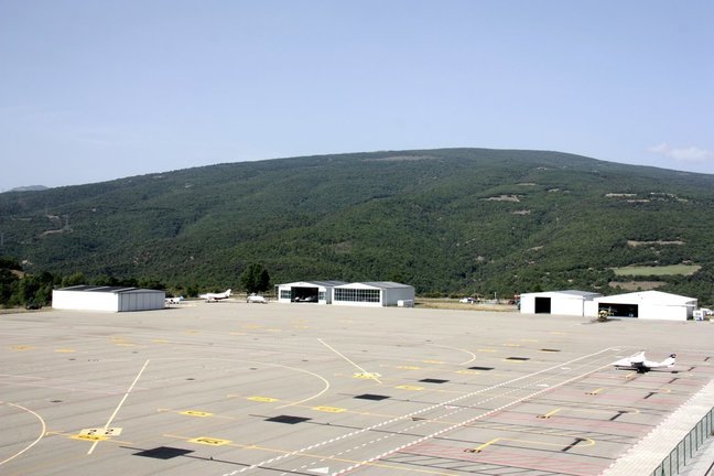 Pla general de la zona d'aparcament dels avions i dels hangars de l'aeroport d'Andorra - la Seu d'Urgell vista des de la torre de control, el 17 de setembre de 2019 (Horitzontal).