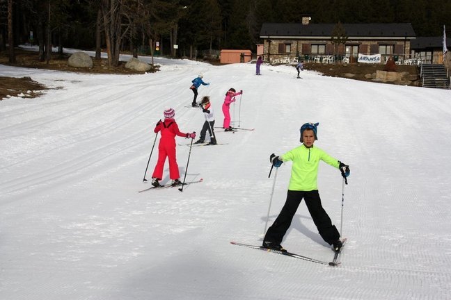 Pla general on es veuen diversos escolars practicant esquí nòrdic a l'estació d'Aransa, a Lles de Cerdanya, en el marc del programa Esport Blanc Escolar. Imatge del 13 de gener de 2020 (Horitzontal).