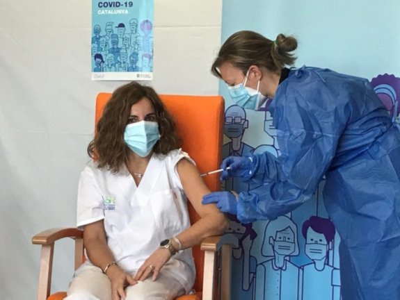 Rosa Vilanova, directora de la residència Nostra Senyora de Ribera de la Pobla de Segur, rebent la segona dosi de la vacuna de Pfizer contra la covid-19, el 17 de gener de 2021. (Horitzontal)