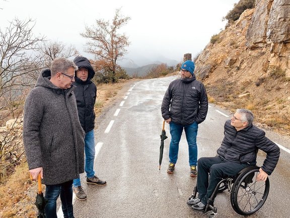 Representants dela Diputació de Lleida i de Sant Esteve de la Sarga, al punt de la LV-9124 on hi ha hagut un nou despreniment causat per les pluges. Imatge del 23 de gener de 2020. (Horitzontal)