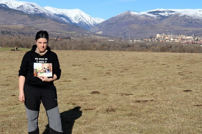 Pla americà d'una de les impulsores del projecte de La Trumferia de Cerdanya, Teresa Torner, mostrant una fotografia de com ha de ser l'espai que muntaran a la finca de Fontanals de Cerdanya on cultiven les patates, el 2 de febrer de 2021 (Horitzontal).