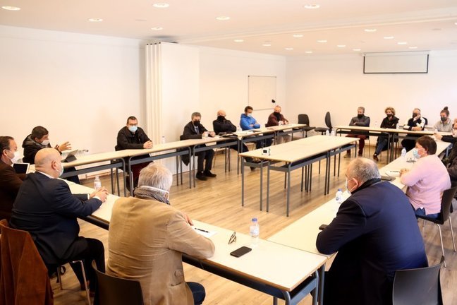 Pla general de la reunió mantinguda entre diversos representants institucionals i les cambres de comerç de Girona, Barcelona i la Catalunya del Nord a Llívia (Cerdanya) per parlar del futur centre transfronterer d'FP, el 24 de febrer de 2021 (Horitzontal)