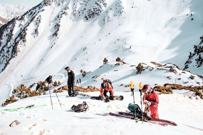 Pla obert d'esquiadors a l'estació de Tavascan, el 16 de març del 2021. (Horitzontal)