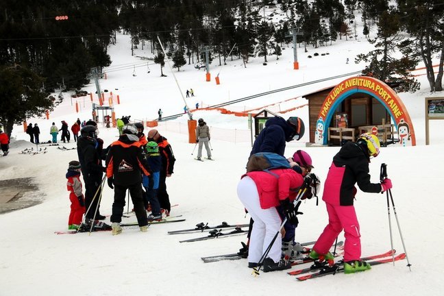 Primer pla d'esquiadors equipant-se per una jornada d'esquí a Port Ainé el 7 de gener del 2021. (horitzontal)