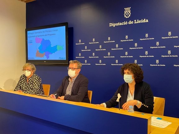 El president de la Diputació de Lleida, Joan Talarn, amb les  responsables del Programa de Detecció Precoç de Càncer de Còlon i Recte a la Regió Sanitària Lleida, Montse Llorens, i a Alt Pirineu i Aran, Lourdes Magrí, el 31 de març del 2021.(Horitzontal)