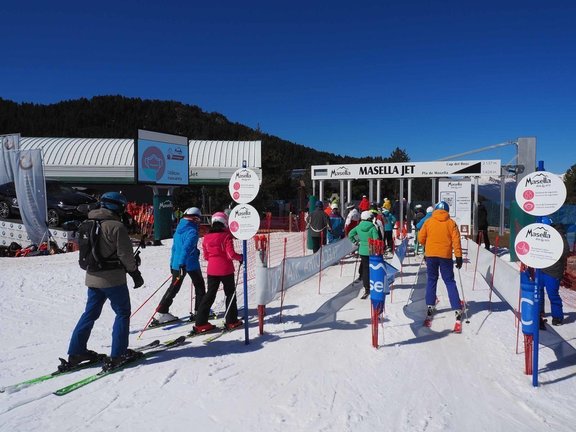 Pla general d'un remuntador de Masella amb esquiadors aquest diumenge 11 d'abril de 2021. (Horitzontal)