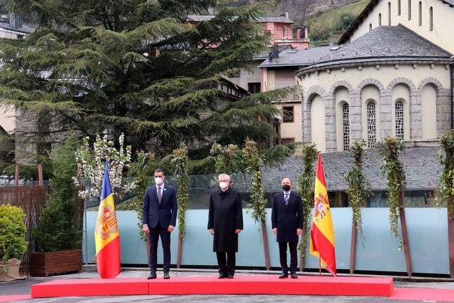 Pla general del president del govern espanyol, Pedro Sánchez, acompanyat del copríncep d'Andorra, Joan Enric Vives i del cap de Govern, Xavier Espot, a la cimera Iberoamericana el 20 d'abril del 2021. (horitzontal)