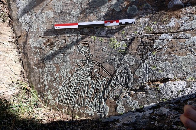 Primer pla d'un dels gravats a la roca molt ben marcats. Imatge del 3 de gener del 2019. (horitzontal)