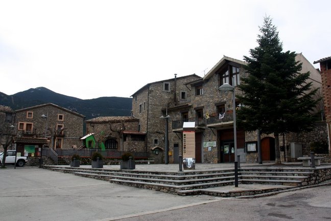 Pla obert de la plaça Serra del Cadí  i l'edifici de l'Ajuntament de Josa i Tuixén (Alt Urgell), on també hi ha el Museu de les Trementinaires. Imatge de l'1 de desembre de 2020 (Horitzontal).