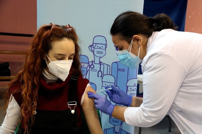 Primer pla d'una infermera posant una vacuna AstraZeneca a una dona a Tremp el 10 de febrer del 2021. (horitzontal)