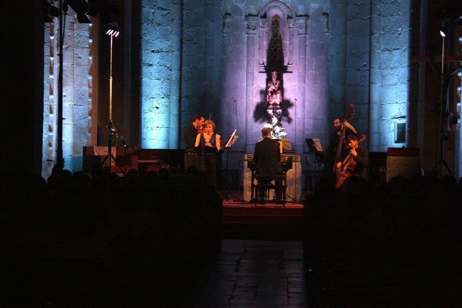 Pla general de l'Ensemble Flandriae-Pyrenaei, interpretant una de les peces del concert inaugural del Festival de Música Antiga dels Pirineus a la catedral de Santa Maria de la Seu d'Urgell amb una part del públic, el 5 de juliol de 2019 (Horitzontal).
