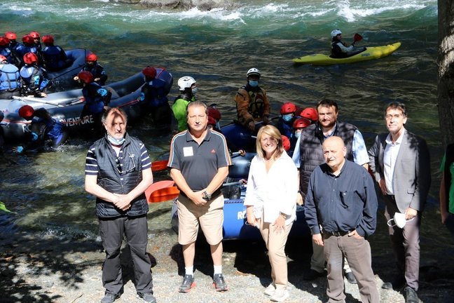 Pla general de la vicepresidenta del Patronat de Turisme, Rosa Pujol, amb representants de l'Associació d'Empreses d'esports d'Aventura del Pallars Sobirà, Florido Dolcet, a tocar del riu Noguera Pallaresa. Imatge del 9 de juny del 2021. (Horitzontal)