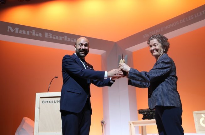 Pla general de l'escriptora Maria Balbal rebent el el 53è Premi d’Honor de les Lletres Catalanes de la mà de vicepresident d'Òmnium Marcel Mauri el 10 de juny del 2021. (Horitzontal)