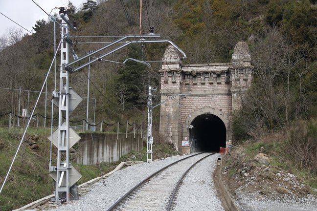 Pla obert de l'entrada del túnel de Toses (Ripollès) per on hi circulen els trens de l'R3 en direcció a Puigcerdà. Imatge del 30 d'abril de 2021 (Horitzontal).